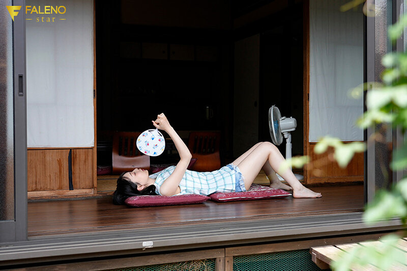 田舎の置屋 小さいころから育った村の男を癒す純朴美少女 時田亜美 1枚目