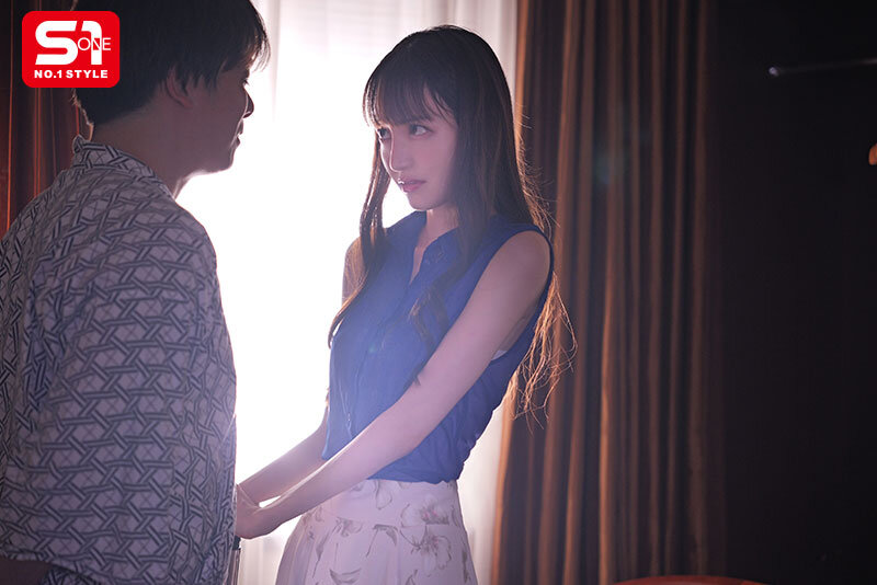 ロケ先で軽蔑している中年セクハラプロデューサーとまさか相部屋に… 朝まで続く絶倫性交に不覚にも感じてしまった地上波アイドル 石田佳蓮 1枚目